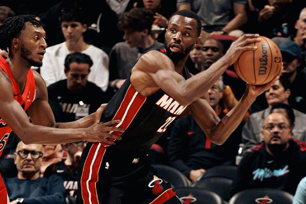 主场失守!热火三大主力下半场哑火,<a href=/lanqiujingsai/raptors/ target=_blank class=infotextkey>猛龙</a>逆转终结四连败