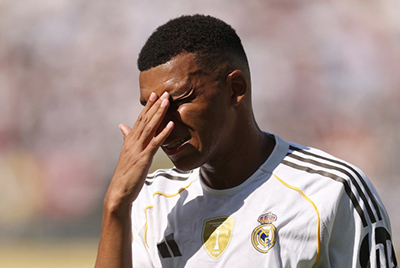 <a href=/suoyouqiuxing/zuqiujingsai/119.html target=_blank class=infotextkey>梅西</a>已揽4金球+3<a href=/zuqiujingsai/ouguan/ target=_blank class=infotextkey>欧冠</a>，C罗1金球+1欧冠，同龄姆巴佩仍0金球0欧冠