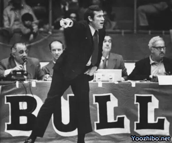 1970-71赛季,迪克-莫塔如何引领芝加哥<a href=/lanqiujingsai/bulls/ target=_blank class=infotextkey>公牛</a>队逆袭,揽获最佳教练殊荣