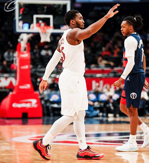 末节狂轰45分逆转!米切尔48分封神 骑士13连胜<a href=/lanqiujingsai/wizards/ target=_blank class=infotextkey>奇才</a>