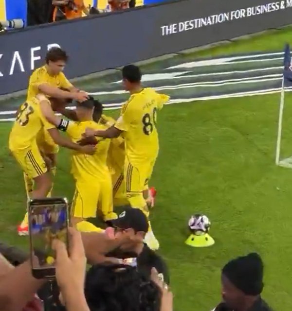 绝杀瞬间！<a href=/suoyouqiuxing/zuqiujingsai/122.html target=_blank class=infotextkey>菲利克斯</a>给C罗戴上“胜利信物”，C罗跳舞回应嗨爆！