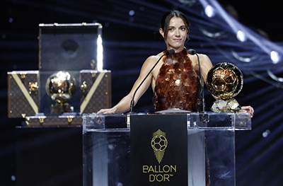 三连女足金球奖!西媒详解邦马蒂造型:棕色亮片礼服尽显华丽